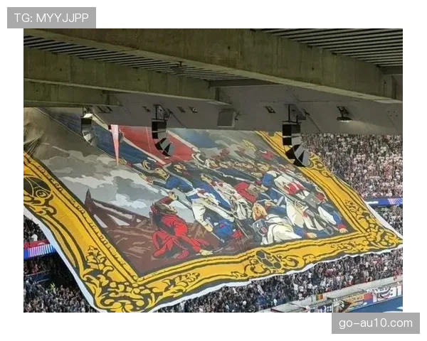 巴黎球迷展示巨型Tifo:致敬姆巴佩七年效力岁月